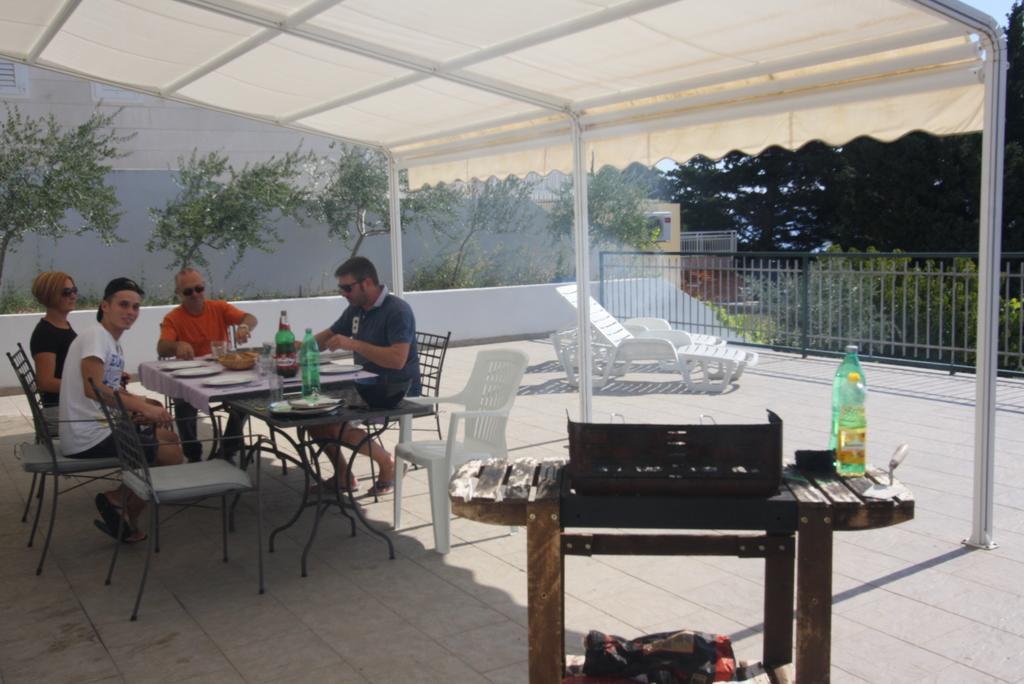 Mimice Bay Apartments Bagian luar foto